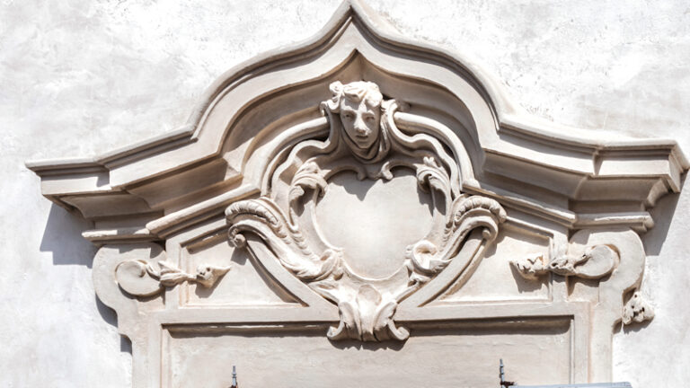 Particolare delle decorazione di una finestra"